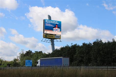 reclamemast langs de snelweg.